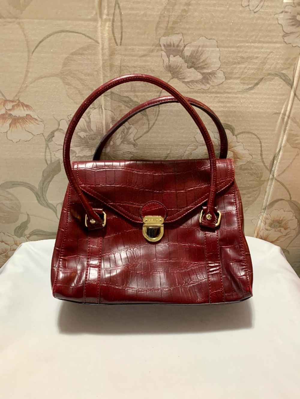 Vintage Relic Burgundy Red Embossed Faux Croc Leather Shoulder Bag Gold Hardware
